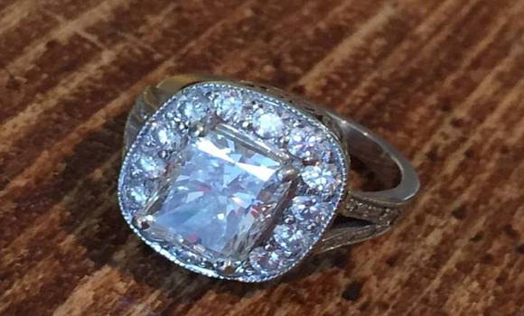 Ez a nő 13 dollárért vásárolt egy gyűrűt, amit minden nap hordott! 30 év múlva kiderült a gyűrű titka!