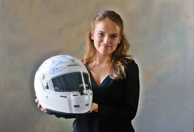 Hihetetlen történet, Lewis Hamiltonék segítenek a magyar lányon