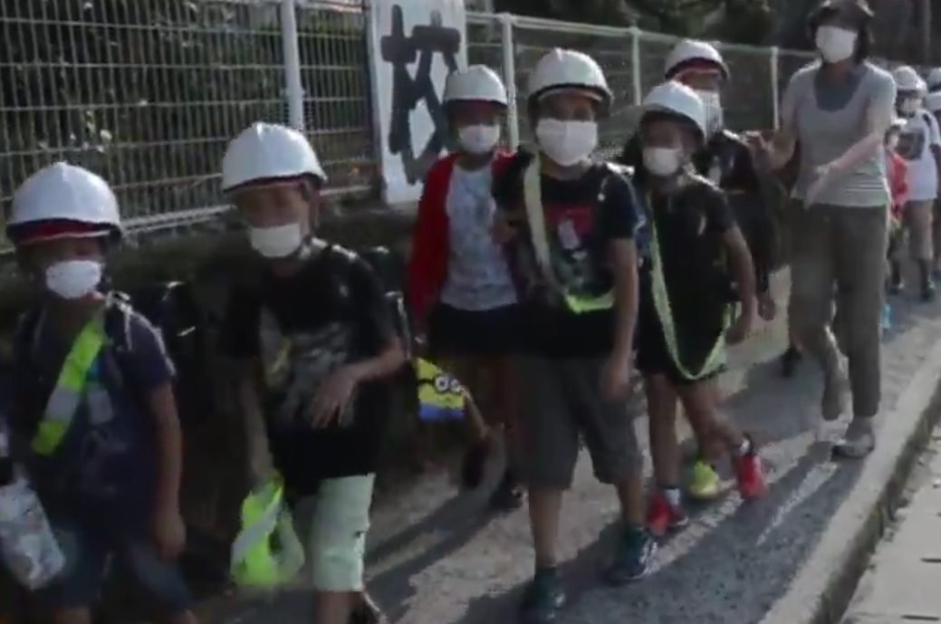Hamuval borított be négy várost a japán tűzhányó, a gyerekeken is maszk van 2
