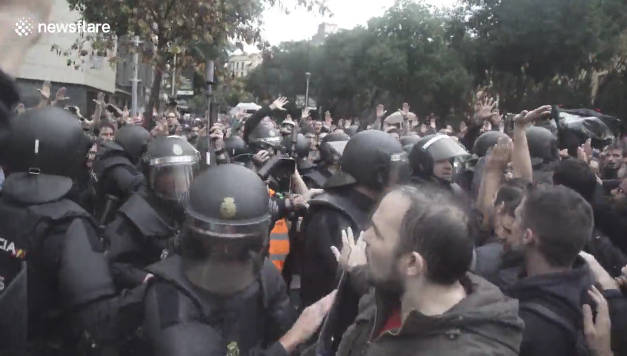 Így verte szét a rendőrség a függetlenedési választást Barcelonában! - VIDEÓ