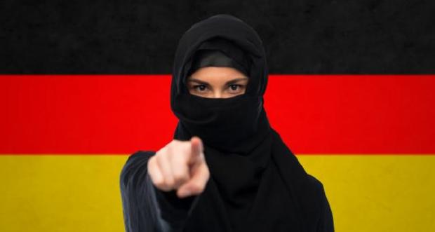 Jobb egyenes Merkelnek: Az iszlám nem tartozik Németországhoz!
