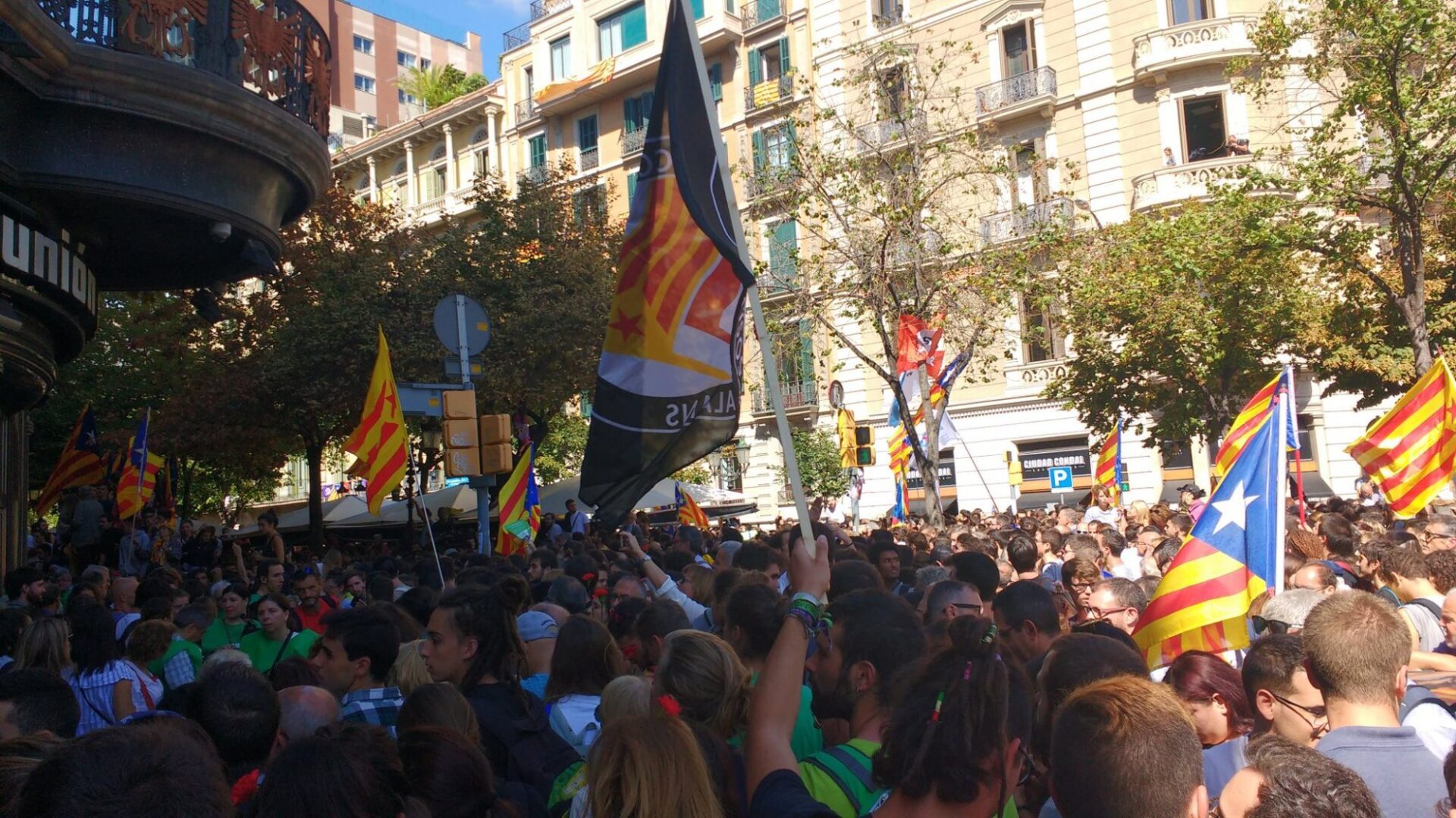 Leállt az élet, még az FC Barcelona is sztrájkol Katalóniában - VIDEÓ