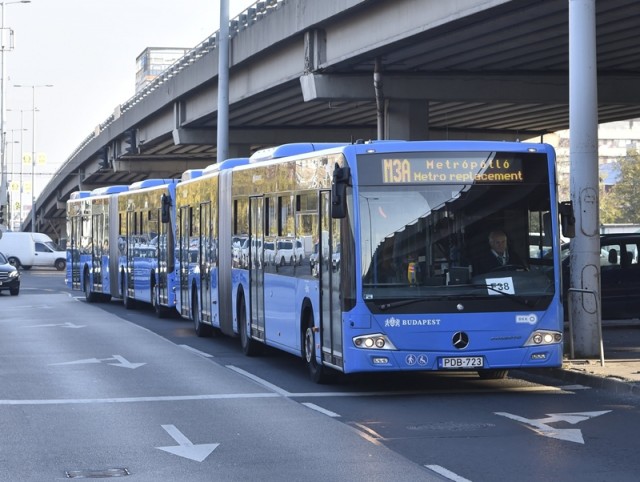 Megsüllyedt a beton a metrópótló buszok alatt a fővárosban