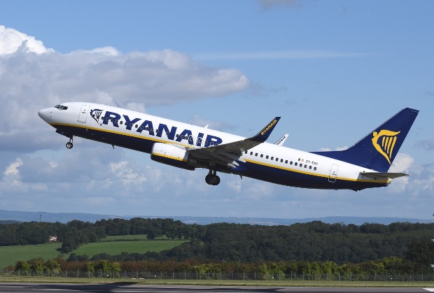 Leszállítottak egy magyar nőt a Ryanair gépéről, mert szóvá tette, hogy bunkó a stewardess