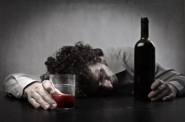 Mérget adott alkohol helyett a férfi: többen meghaltak Dámócon