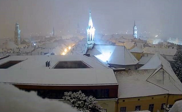 Látványos videó mutatja meg, hogyan fehéredett ki Sopron az éj leple alatt