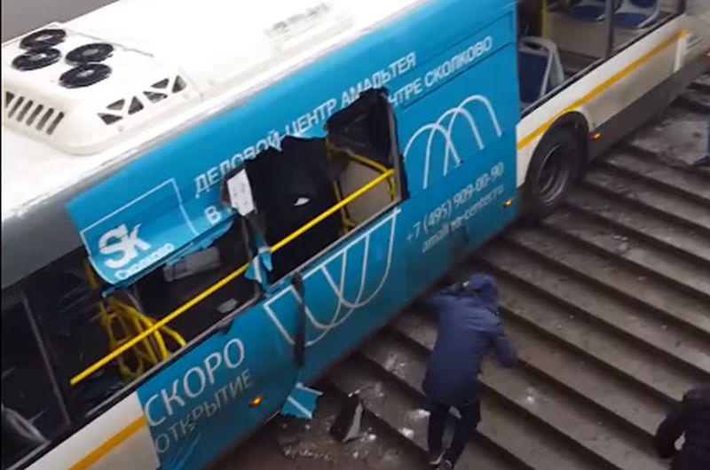 Metróaluljáró lépcsőjére hajtott a busz Moszkvában – legalább 4 halottja van a balesetnek