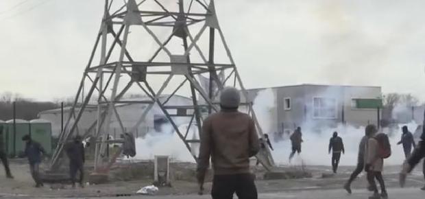 100 migránssal csaptak össze a rendőrök Calaisnál - VIDEÓ