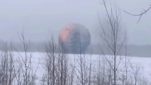 Bizarr, villódzó gömb szállt le Szibériában egy autóút mellett - VIDEÓ