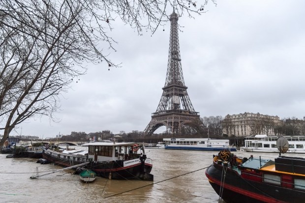 Durva fotók Párizs elesett