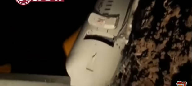 Durva repülőbaleset történt, vészcsúszdán menekítik az embereket - VIDEÓ