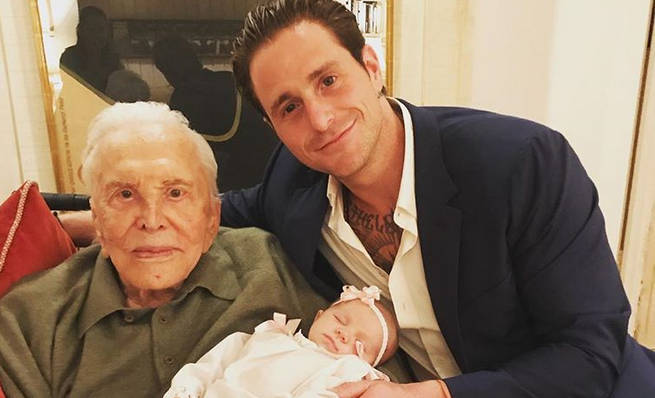 Elbűvölő fotón a 101 éves Kirk Douglas és dédunokája