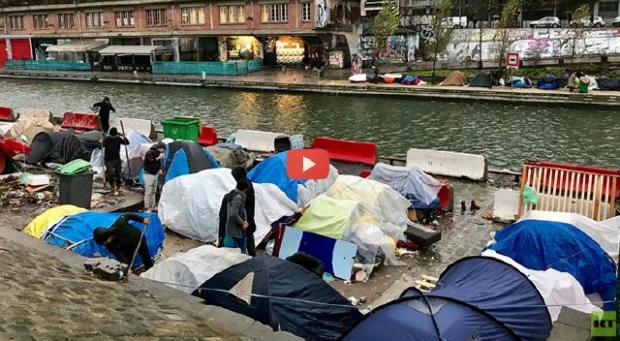 Ezrek sátoroznak a csatornák mellett és a metrókban. Friss videó Párizsból - VIDEÓ