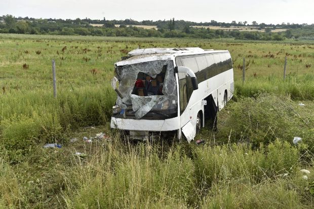 Árokba borult egy utasokkal teli busz Jászberényben - sok a sérült