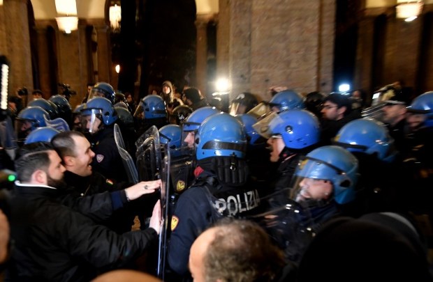 Csatatérré változott egy olasz város, egyre rosszabb a helyzet