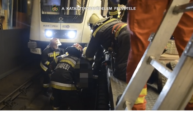 Drámai videó: Így mentették a metró alá szorult nőt Budapesten