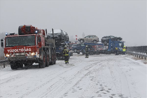 Káosz a hó miatt letakarítatlan utak, keresztbe forduló autószállító 2