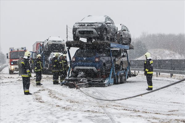Káosz a hó miatt letakarítatlan utak, keresztbe forduló autószállító