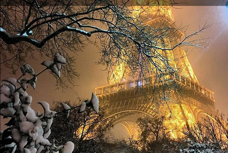 Katasztrófahelyzet Párizsban, lezárták az Eiffel tornyot
