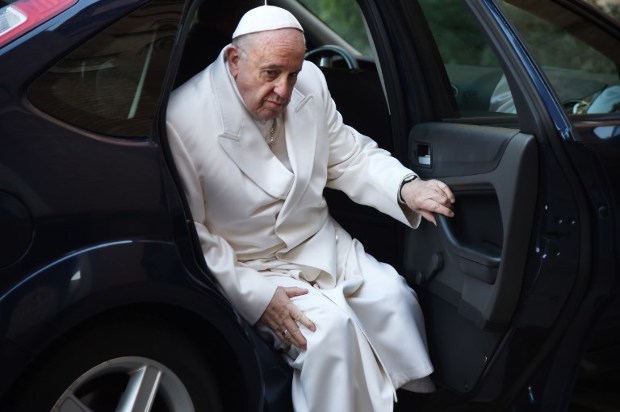 Meglepő dolgokat árult el a pápa, ezért nincsen mobilja