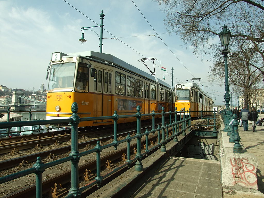 Illusztráció. Budapest, egy hétköznap. Sárga villamos. Kép: Hirmagazin.eu