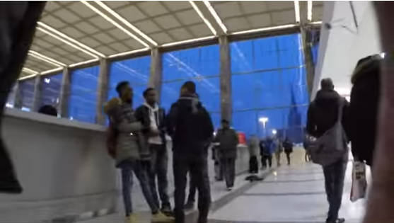 Elárasztották a migránsok Bécs belvárosát is - VIDEÓ