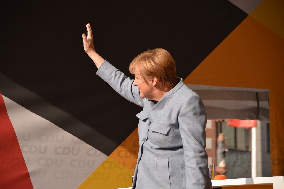 Migránsokat érintő kérdésben támadták hátba Angela Merkelt