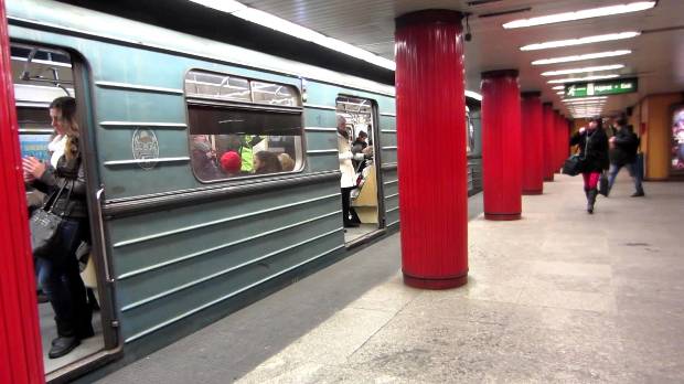 Egy elkövető videója: így támadták meg a metrót a Pöttyös utcánál