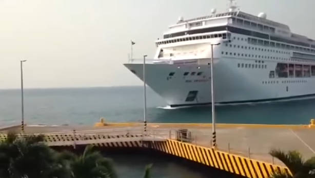 Meghökkentő videó, ripityára törte a kikötőt a hatalmas óceánjáró