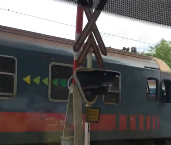 Életveszély: felnyitott sorompónál zúgott át a vonat Pest megyében - VIDEÓ