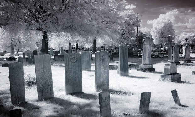 Félelmetes részletek: váratlanul megnyílt a kripta a gödöllői temetőben