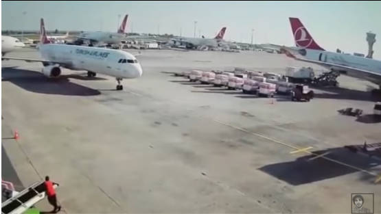 Felkavaró videó jött, két gép ütközött össze a reptéren