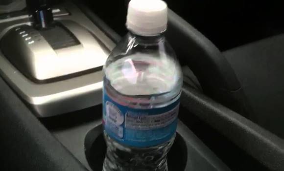 Figyelmeztetés! Soha ne hagyj vizes palackot az autóban, eláruljuk miért!