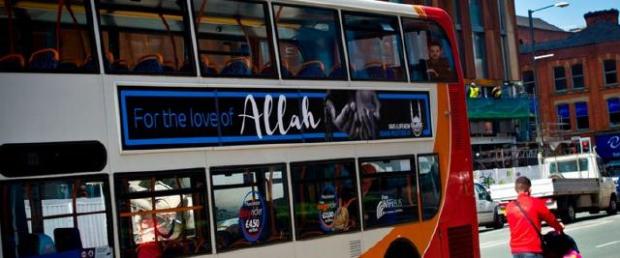 Megjelent Allah neve a manchesteri buszokon!