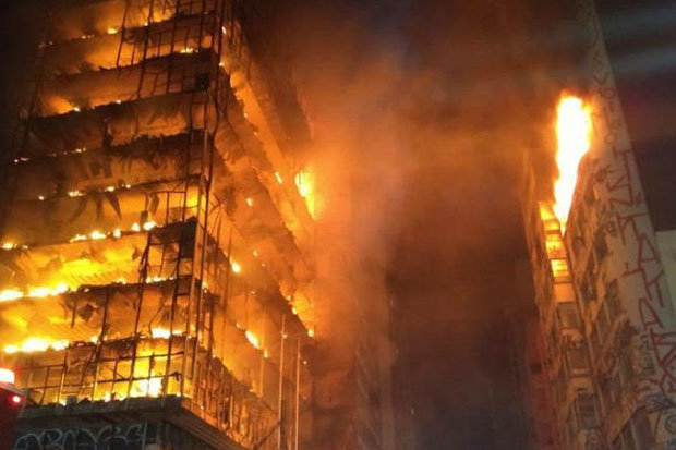 Most érkezett a hír: lángokban áll egy 26 emeletes lakóház, bennragadtak a lakók