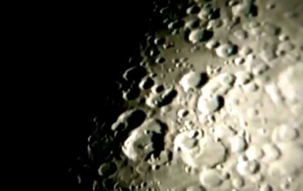 Rejtélyes repülő tárgy hagyta el a Hold egyik kráterét - VIDEÓ