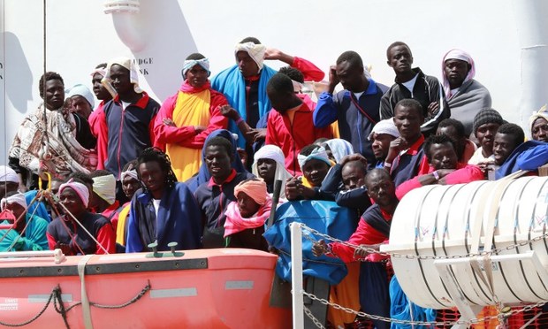 Kiakadtak az olaszok: Emmanuel, küldünk neked 9000 migránst