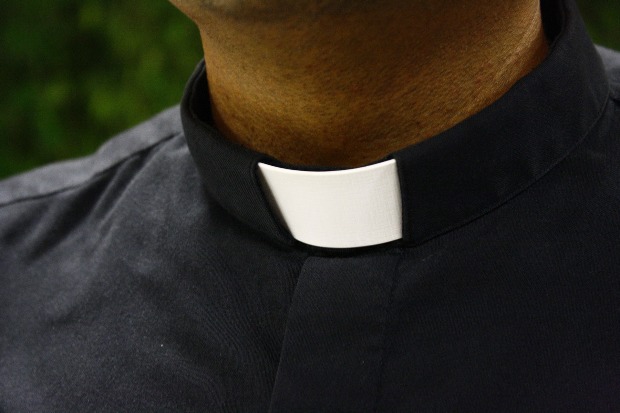 Motorosok agyonlőttek egy katolikus papot