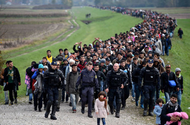 Végelláthatatlan sorokban haladnak a migránsok az EU-felé. Hirmagazin.eu