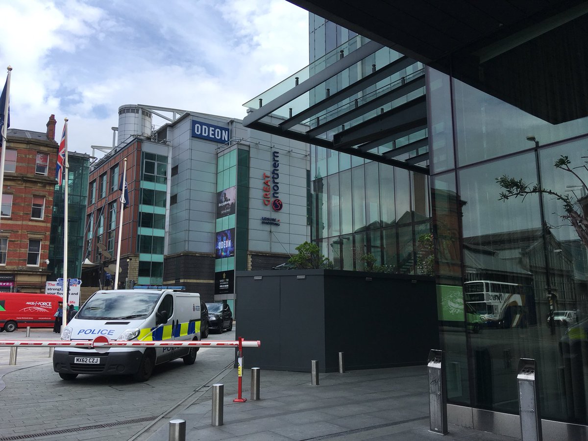 Fegyveres rendőrök lepték el a Hiltont, átvágott torkú nőre bukkantak