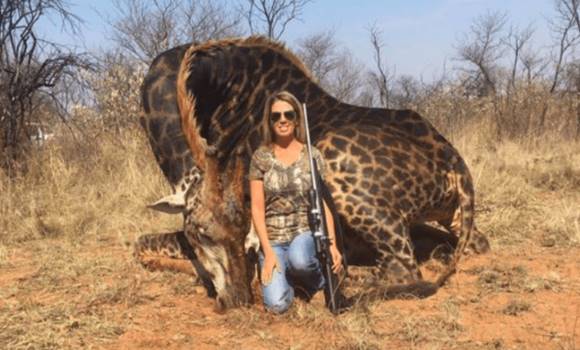 Fekete zsiráfot lőtt Afrikában egy nő – Mindenki szétszedi a posztja miatt