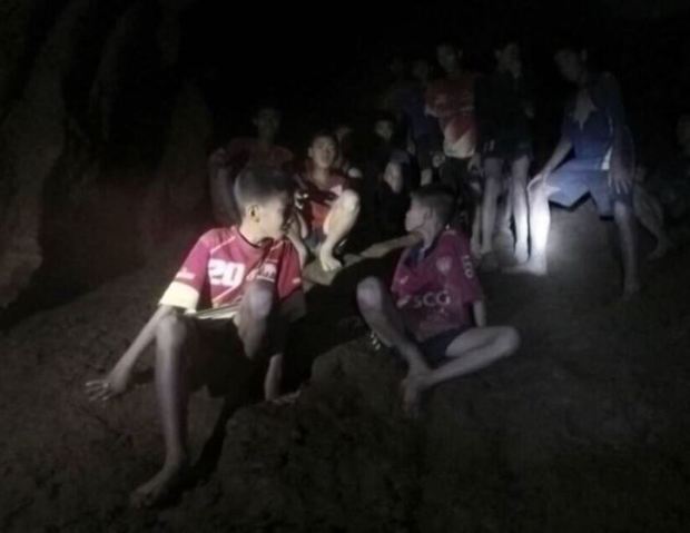 Kétségbeesett elhatározásra jutottak a thaiföldi barlangi mentők