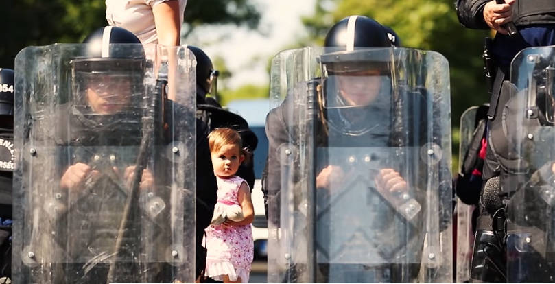 Sorfalat állva, testükkel védelmeztek egy zebrán átkelő kislányt a rendőrök