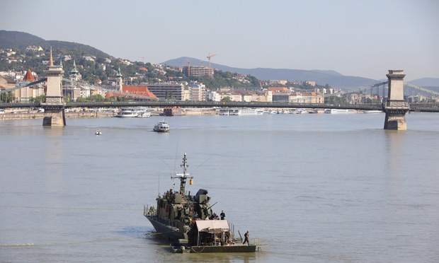 Teljes a készültség Budapesten, gond van a bombával