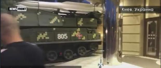 Orosz rakétával hajtottak be egy kijevi üzletházba - VIDEÓ