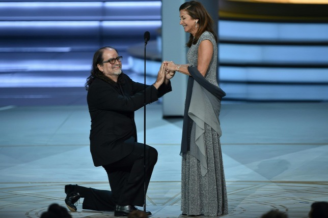 Átvette az Emmy-díját, majd a színpadon megkérte a barátnője kezét