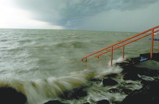 Hatalmas északi szél, és hullámok a Balatonon. Kép: Hirmagazin.eu