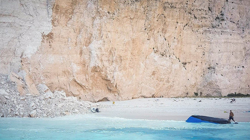 Drámai videó: leomlott egy sziklafal a görög üdülőparadicsom strandján