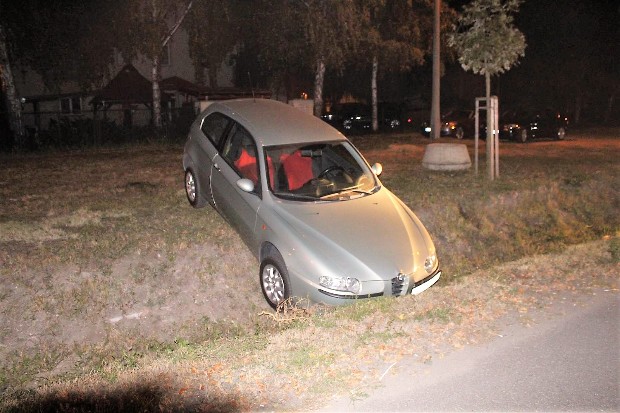 A nap hülyéi: rendőrrel akarták kihúzatni a lopott kocsit az árokból