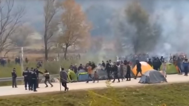 Menekültek törték át a kordont a horvát határon - videó